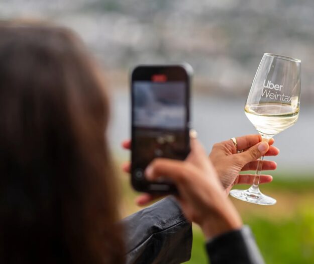 Dalla citt&agrave; direttamente alle cantine: in Germania Uber lancia il &ldquo;wine taxi&rdquo;