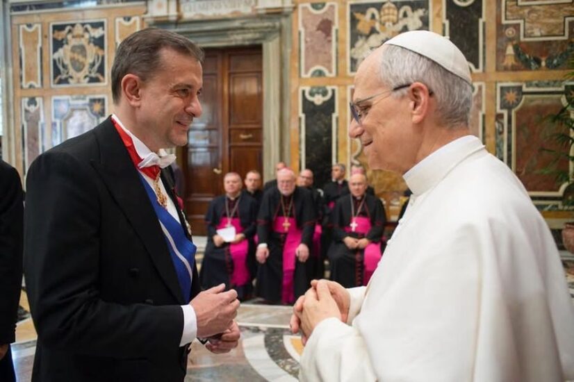 L’Ambasciatore di Romania presso la Santa Sede George Gabriel Bologan e Papa Leone (ph: Facebook/Ambasciata di Romania presso la Santa Sede e il Sovrano Militare Ordine di Malta)