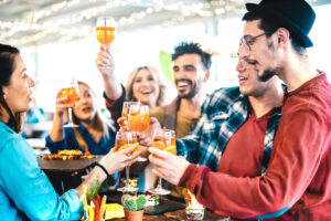 Lo Spritz divide l&rsquo;Italia: Milano &ldquo;capitale&rdquo; del caro-drink, Napoli &ldquo;regina&rdquo; del prezzo pi&ugrave; basso