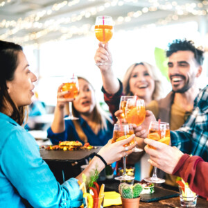 Lo Spritz divide l&rsquo;Italia: Milano &ldquo;capitale&rdquo; del caro-drink, Napoli &ldquo;regina&rdquo; del prezzo pi&ugrave; basso
