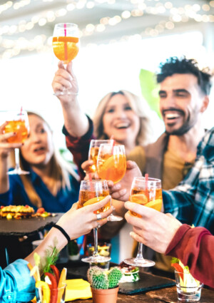 Lo Spritz divide l&rsquo;Italia: Milano &ldquo;capitale&rdquo; del caro-drink, Napoli &ldquo;regina&rdquo; del prezzo pi&ugrave; basso