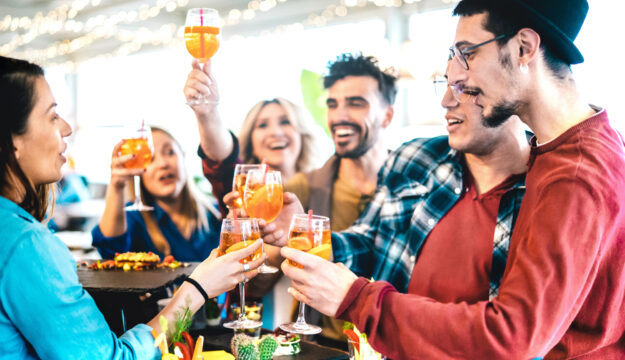 Lo Spritz divide l&rsquo;Italia: Milano &ldquo;capitale&rdquo; del caro-drink, Napoli &ldquo;regina&rdquo; del prezzo pi&ugrave; basso