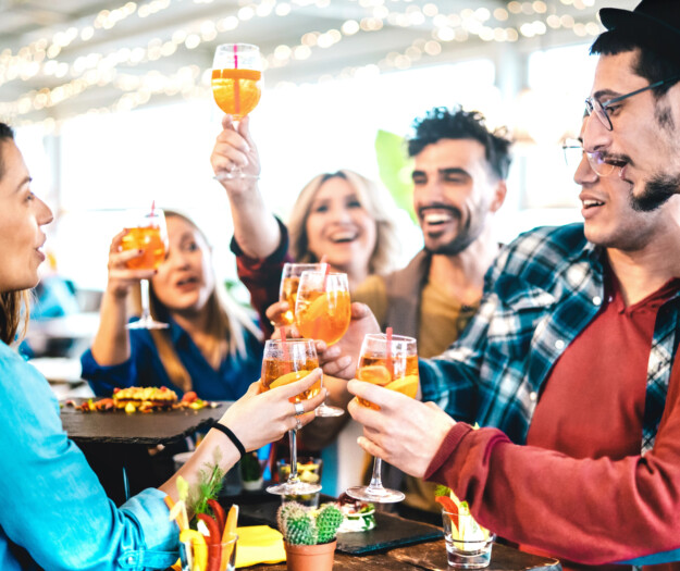 Lo Spritz divide l&rsquo;Italia: Milano &ldquo;capitale&rdquo; del caro-drink, Napoli &ldquo;regina&rdquo; del prezzo pi&ugrave; basso