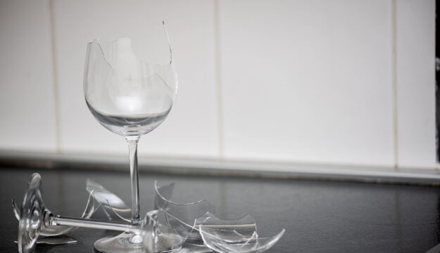 Condanne pesanti per la truffa da 99 milioni di dollari su investimenti in vini inesistenti in Uk