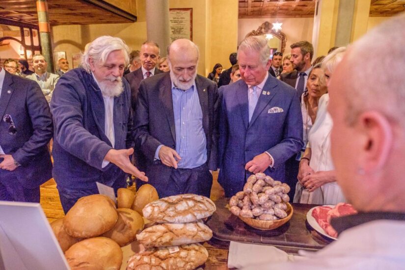Re Carlo III con lo chef Fabio Picchi e il fondatore Slow Food Carlo Petrini a Firenze (ph: Marco Quinit)