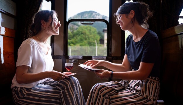Treni storici verso Langhe, Roero Monferrato per un viaggio d&rsquo;autunno tra vino, tartufo e paesaggio