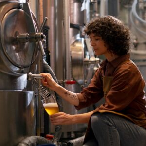 Vino avanti, la birra di rincorsa: la lunga strada verso la parit&agrave; di genere