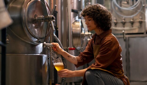 Vino avanti, la birra di rincorsa: la lunga strada verso la parit&agrave; di genere