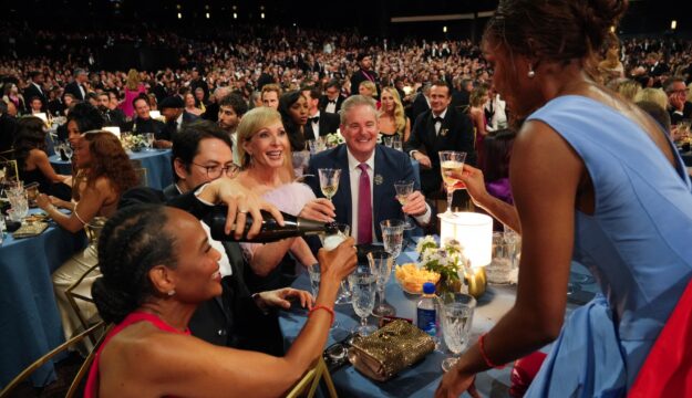 Cartoline dagli Emmy Awards, tra glamour, celebrities e Franciacorta nei calici