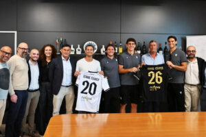 Terre Cevico, sponsor del Cesena, accoglie i calciatori: maglia speciale e visita in cantina