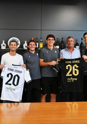 Terre Cevico, sponsor del Cesena, accoglie i calciatori: maglia speciale e visita in cantina
