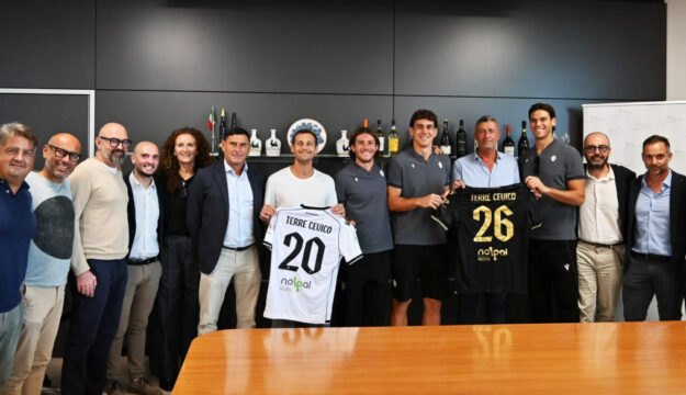 Terre Cevico, sponsor del Cesena, accoglie i calciatori: maglia speciale e visita in cantina