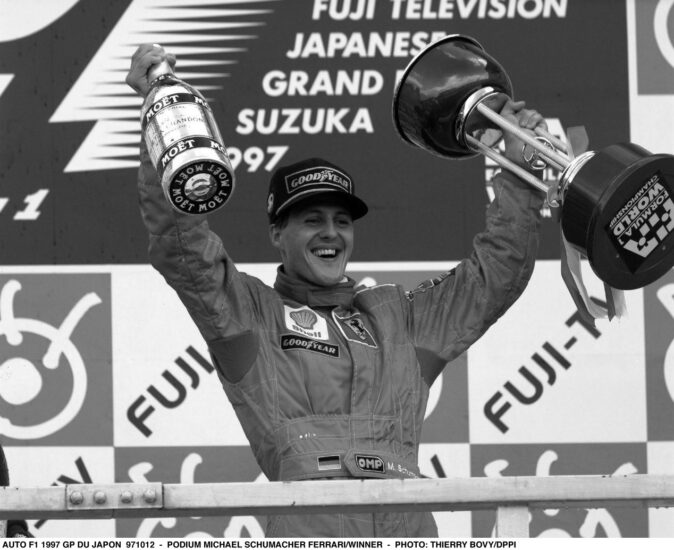 Michael Schumacher con lo Champagne Moët & Chandon (photo by Dppi/Thierry Bovy)