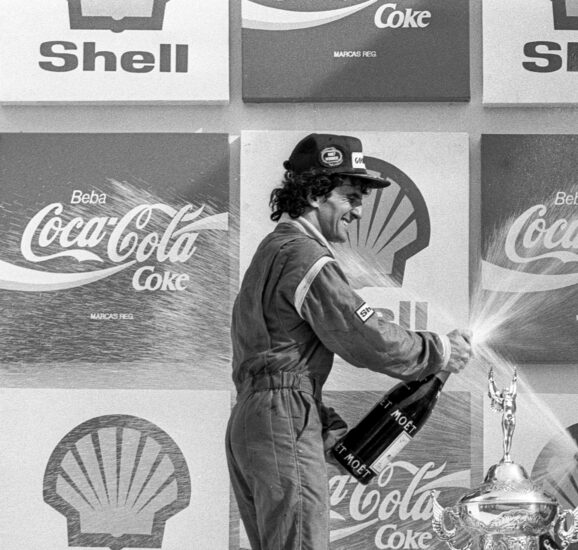 Alain Prost con lo Champagne Moët & Chandon (photo by Moët & Chandon)