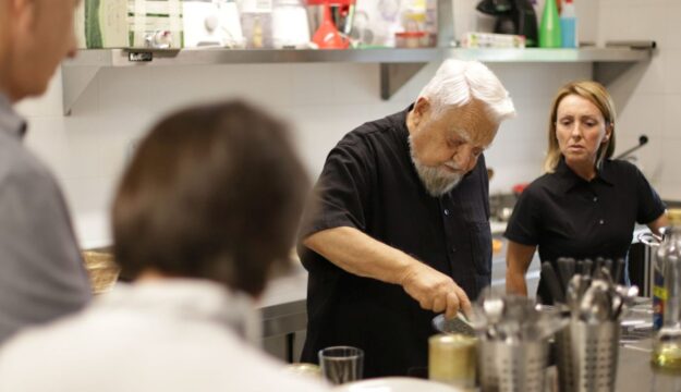 Addio ad Enzo Bianchi, monaco fondatore della Comunit&agrave; di Bose, gastronomo e cuoco