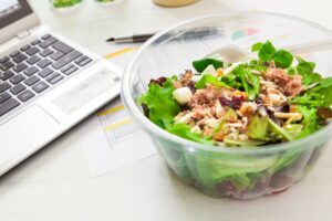 Pausa pranzo, prezzi alle stelle: mangiare fuori costa fino al 368% in pi&ugrave; di 25 anni fa