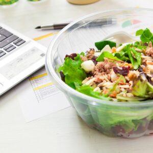 Pausa pranzo, prezzi alle stelle: mangiare fuori costa fino al 368% in pi&ugrave; di 25 anni fa