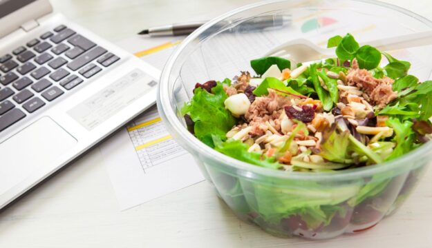 Pausa pranzo, prezzi alle stelle: mangiare fuori costa fino al 368% in pi&ugrave; di 25 anni fa