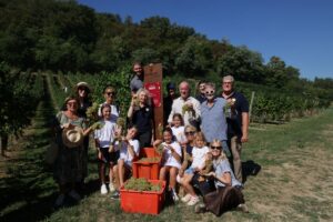 La &ldquo;Vendemmia Solidale&rdquo; a Le Manzane: quintali d&rsquo;uva per sostenere chi vive un disagio psicologico