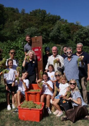 La &ldquo;Vendemmia Solidale&rdquo; a Le Manzane: quintali d&rsquo;uva per sostenere chi vive un disagio psicologico