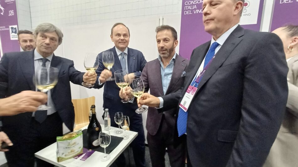 Del Piero brinda con Matteo Lunelli (Ferrari Trento)