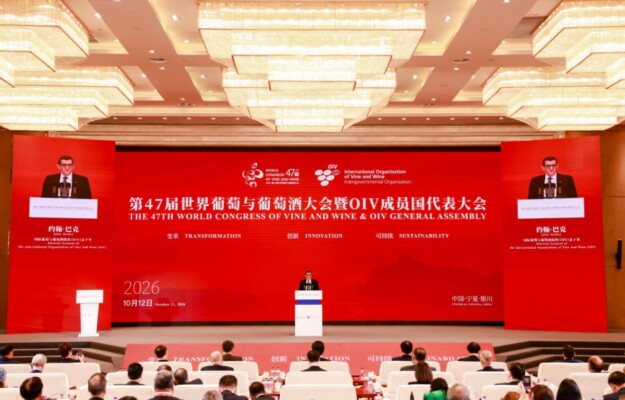 CINA, CONGRESSO MONDIALE DELLA VIGNA E DEL VINO, JOHN BARKER, OIV, ORGANIZZAZIONE INTERNAZIONALE DELLA VIGNA E DEL VINO, YVETTE VAN DER MERWE, Mondo