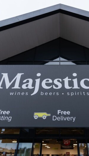 Tesco punta su Majestic Wine: possibile svolta nel retail del vino britannico