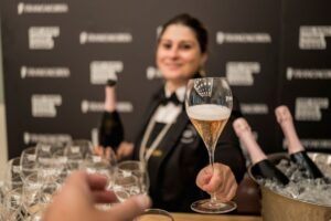 Vino, il mercato italiano &egrave; in calo, ma vale comunque 3,1 miliardi di euro, trainato dalle bollicine
