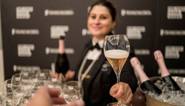 Vino, il mercato italiano &egrave; in calo, ma vale comunque 3,1 miliardi di euro, trainato dalle bollicine