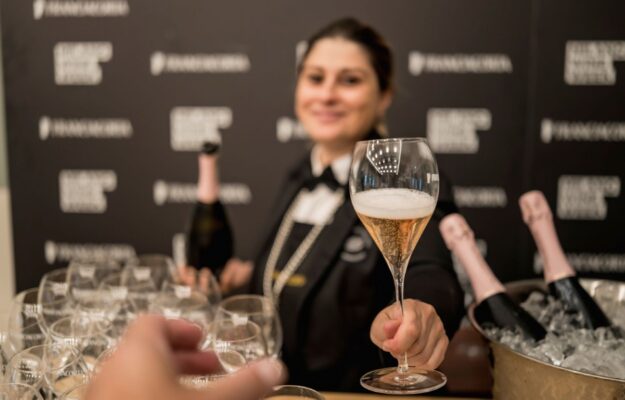 BOLLICINE, DENOMINAZIONI, FUORICASA, GEN Z, MERCATO ITALIANO, METODO CLASSICO, MILANO WINE WEEK, NIELSENIQ, SPUMANTI, Italia