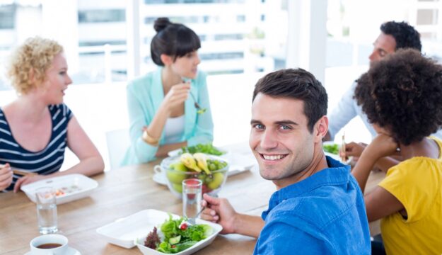 Tra buoni pasto, &ldquo;meal prep&rdquo;, schiscetta da casa e bar, gli italiani in pausa pranzo &nbsp;